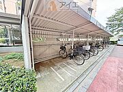 広々スペースの駐輪場はご家族の自転車を置くことができます