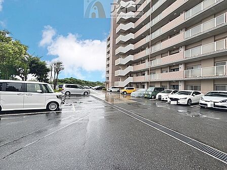 駐車場があるため車通勤の方にも安心なマンションです(要空確認)