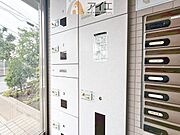 お出掛けが多くても安心な、宅配ボックスつき