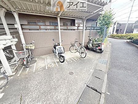 広々スペースの駐輪場はご家族の自転車を置くことができます