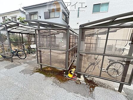 広々スペースの駐輪場はご家族の自転車を置くことができます
