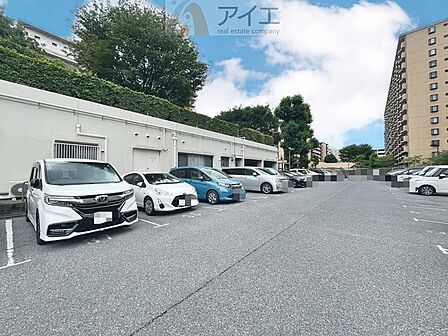 駐車場があるため車通勤の方にも安心なマンションです(要空確認)