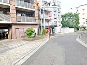 前面道路は歩道も整備され、小さなお子様にも安心