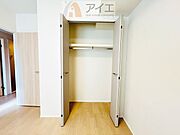 お子様の荷物も片付く、全居室収納スペース
