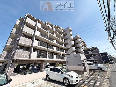 駐車場があるため車通勤の方にも安心なマンションです（要空確認）