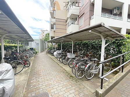 広々スペースの駐輪場はご家族の自転車を置くことができます