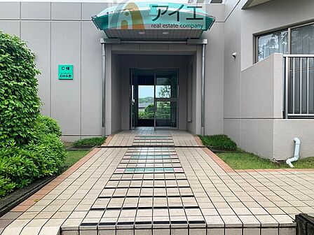 清掃や修理、不審者への声掛けも。管理員日勤は防犯にも有効