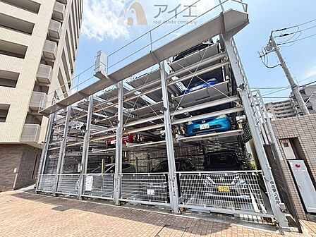 駐車場があるため車通勤の方にも安心なマンションです(要空確認)