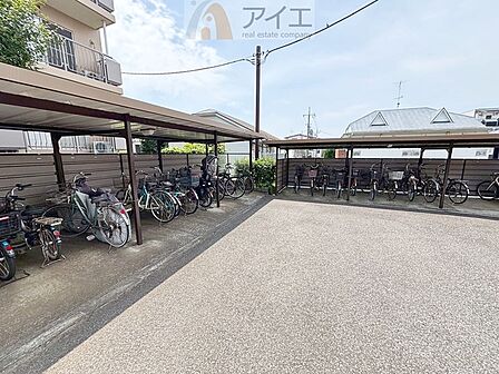 広々スペースの駐輪場はご家族の自転車を置くことができます