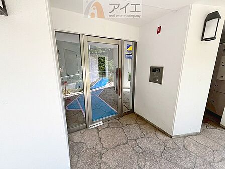 清掃や修理、不審者への声掛けも。管理員日勤は防犯にも有効