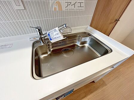 水道一体型の浄水器。ボタン一つで切替可能水回りもすっきり