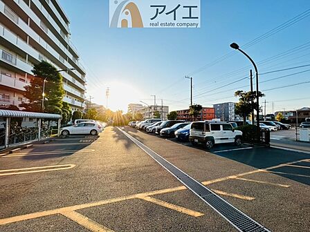駐車場があるため車通勤の方にも安心なマンションです(要空確認)