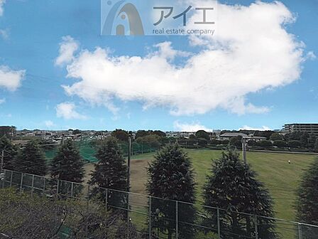 公園が近く、子育て家族に嬉しい緑豊かな環境です