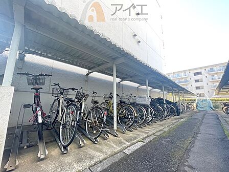 広々スペースの駐輪場はご家族の自転車を置くことができます