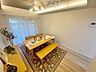 リビング/ダイニング：【施工例】日差しがうれしいリビング、大窓からの見晴らしも良好