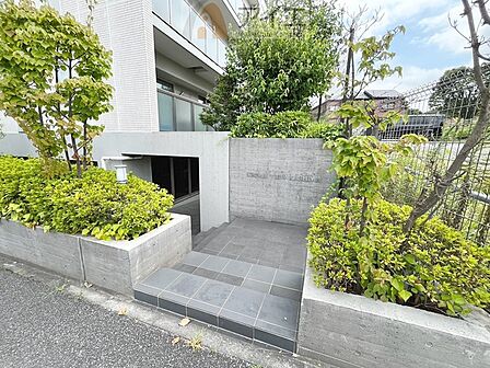 清掃や修理、不審者への声掛けも。管理員日勤は防犯にも有効