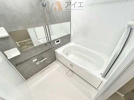 大人の半身浴や、小さなお子様との入浴にも便利な浴室