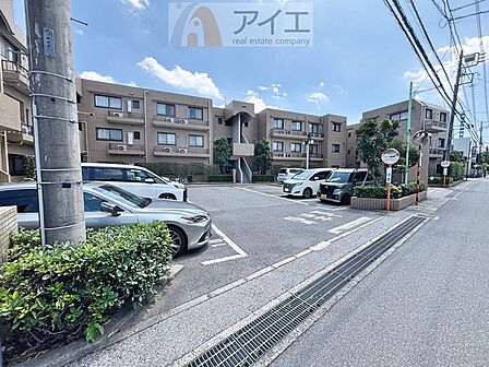 駐車場があるため車通勤の方にも安心なマンションです(要空確認)