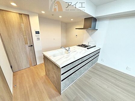 【施工例】ご家族やお客様との会話も楽しめる対面キッチン