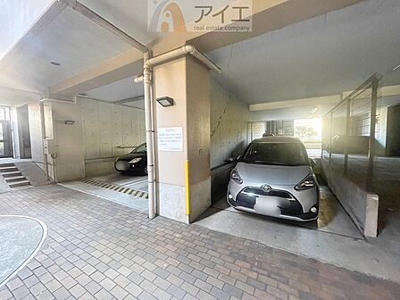 駐車場があるため車通勤の方にも安心なマンションです（要空確認）