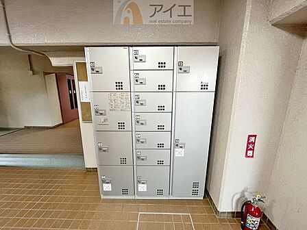 お出掛けが多くても安心な、宅配ボックスつき