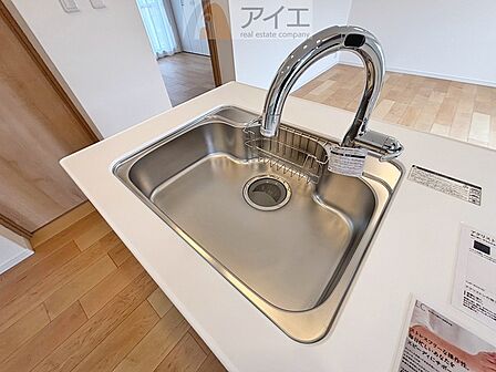 水道一体型の浄水器。ボタン一つで切替可能水回りもすっきり