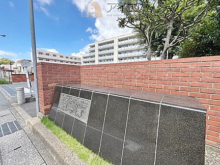 清掃や修理、不審者への声掛けも。管理員日勤は防犯にも有効