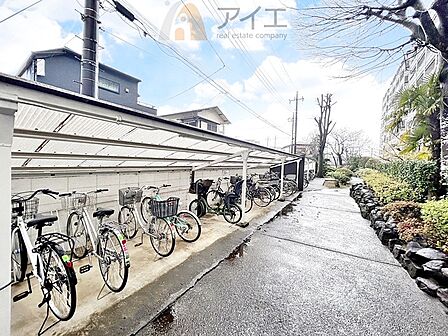 広々スペースの駐輪場はご家族の自転車を置くことができます