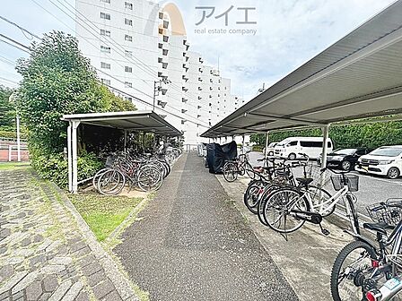 広々スペースの駐輪場はご家族の自転車を置くことができます