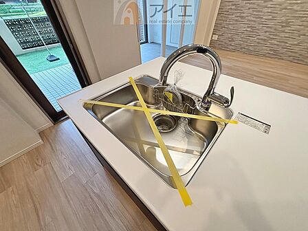 水道一体型の浄水器。ボタン一つで切替可能水回りもすっきり