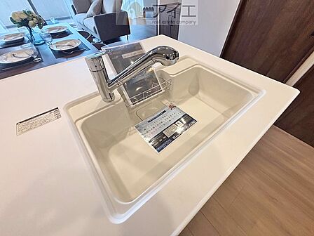 水道一体型の浄水器。ボタン一つで切替可能水回りもすっきり