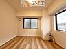 寝室：角部屋のため窓が多く、通気性の良い居室です
