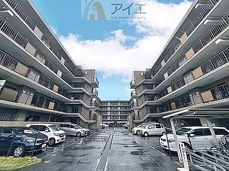 駐車場があるため車通勤の方にも安心なマンションです(要空確認)