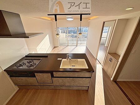 ご家族やお客様との会話も楽しめる対面キッチン