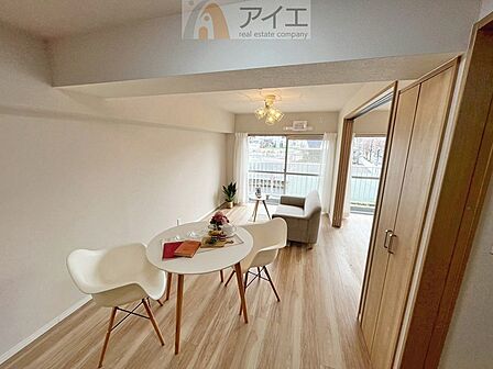 日差しがうれしいリビング、大窓からの見晴らしも良好