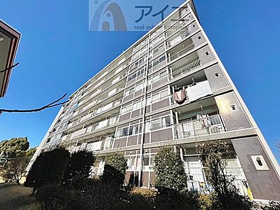 外観：前面道路は歩道も整備され、小さなお子様にも安心