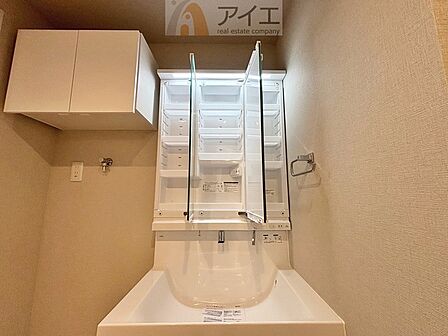 たっぷりの収納を設けた3面鏡付洗面台で快適な暮らし