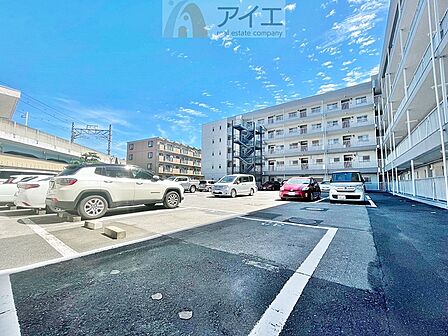 駐車場があるため車通勤の方にも安心なマンションです(要空確認)
