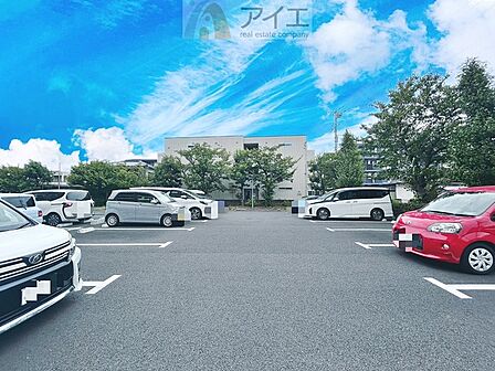 駐車場があるため車通勤の方にも安心なマンションです(要空確認)