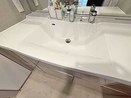 【施工例】三面鏡にハンドシャワー付き、使いやすい洗面台
