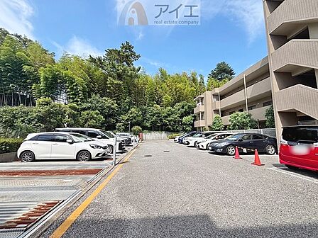駐車場があるため車通勤の方にも安心なマンションです(要空確認)