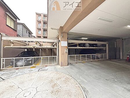 駐車場があるため車通勤の方にも安心なマンションです(要空確認)