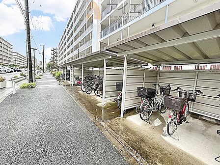 広々スペースの駐輪場はご家族の自転車を置くことができます