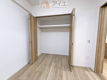 お子様の荷物も片付く、全居室収納スペース