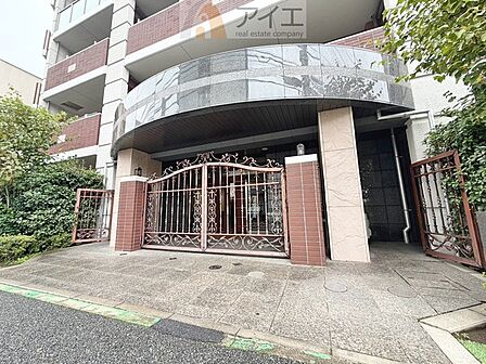 清掃や修理、不審者への声掛けも。管理員日勤は防犯にも有効