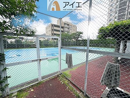 マンション敷地内にはテニスコートもございます