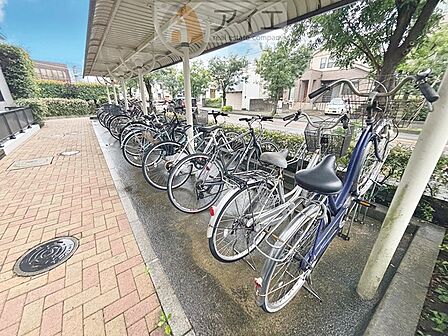 広々スペースの駐輪場はご家族の自転車を置くことができます