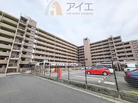駐車場があるため車通勤の方にも安心なマンションです(要空確認)