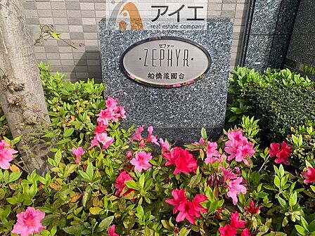 清掃や修理、不審者への声掛けも。管理員日勤は防犯にも有効
