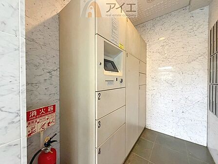 お出掛けが多くても安心な、宅配ボックスつき